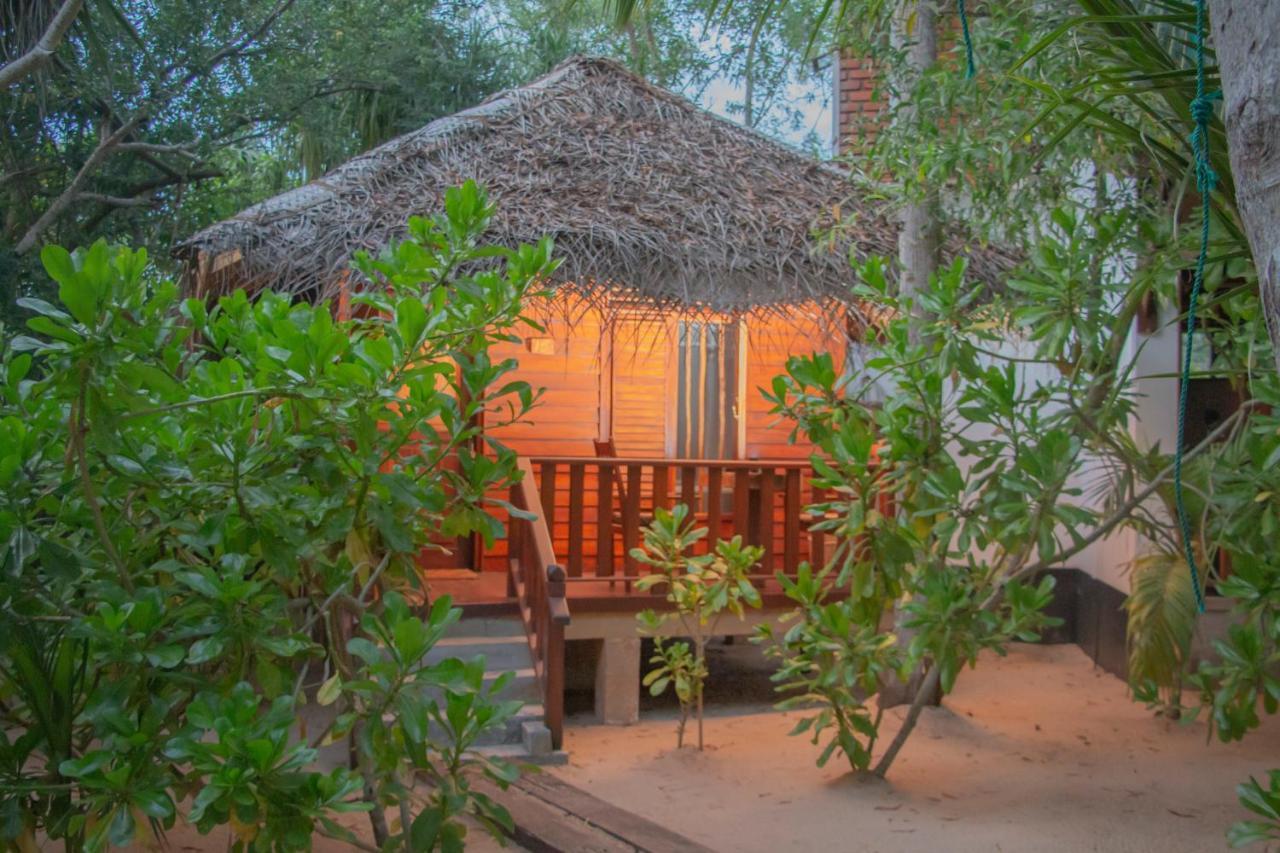 Ganesh Garden Beach Cabanas Тангале Екстериор снимка